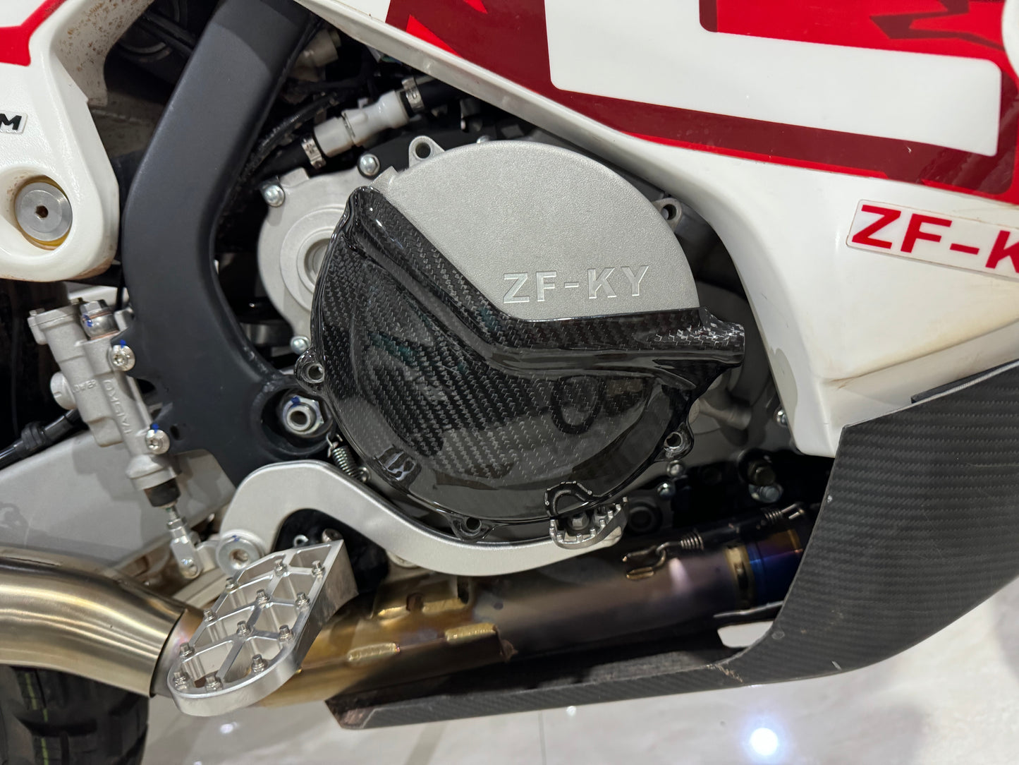 450RALLY Clutch cover protection (carbon fiber)