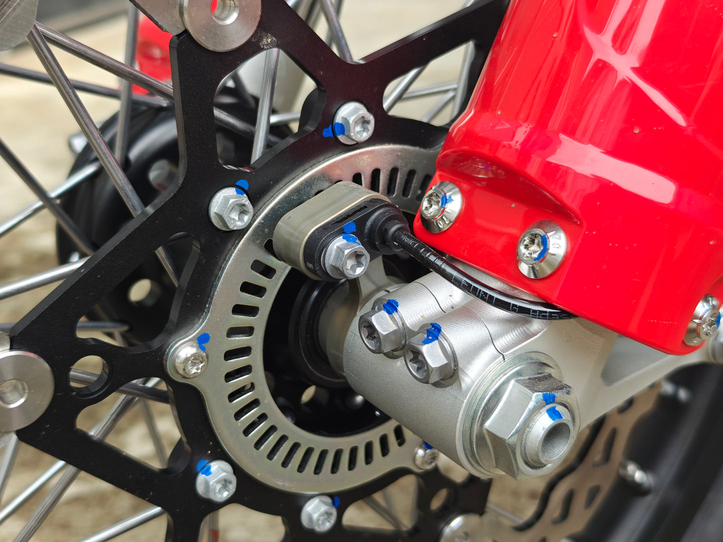 450RALLY Front wheel ABS mount
