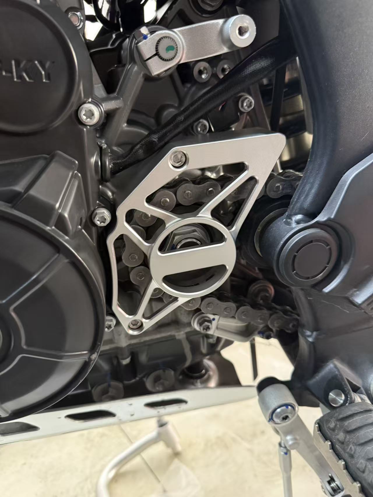 Kove 800X  Front sprocket cover （B）